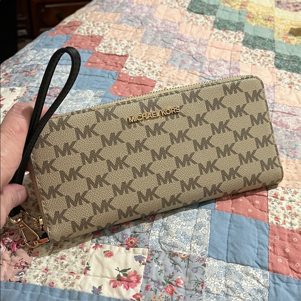 Michael Kors WALLET/ wristlet Beige and Brown Logo Wallet/ Clutch *FINAL DROP
